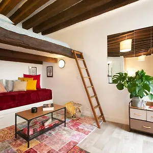 Authentic In Center Of Parisian Marais Apartment